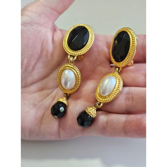 Classiques for Nordstrom gold tone vintage clip on earrings - Picture 2 of 9